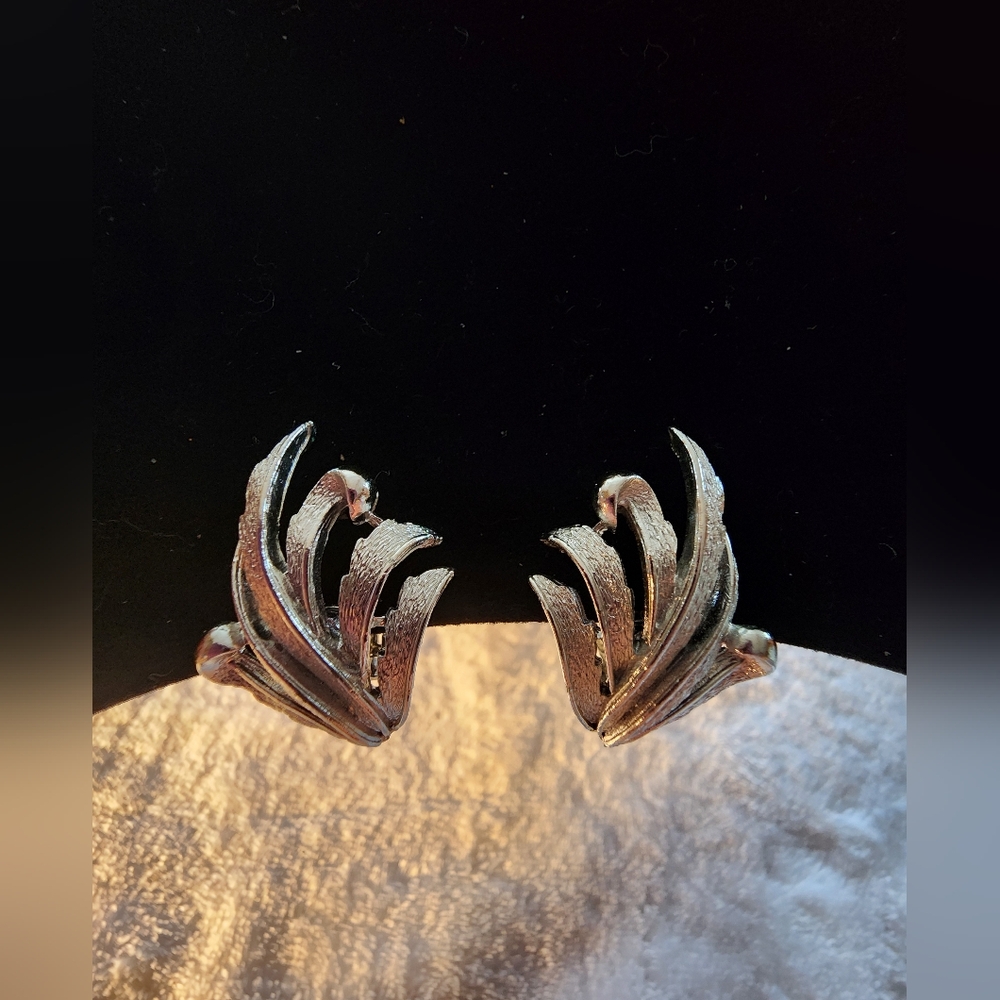 Vintage Coro Silver-Tone Leaf Clip-On Earrings – Elegant Mid-Century Design